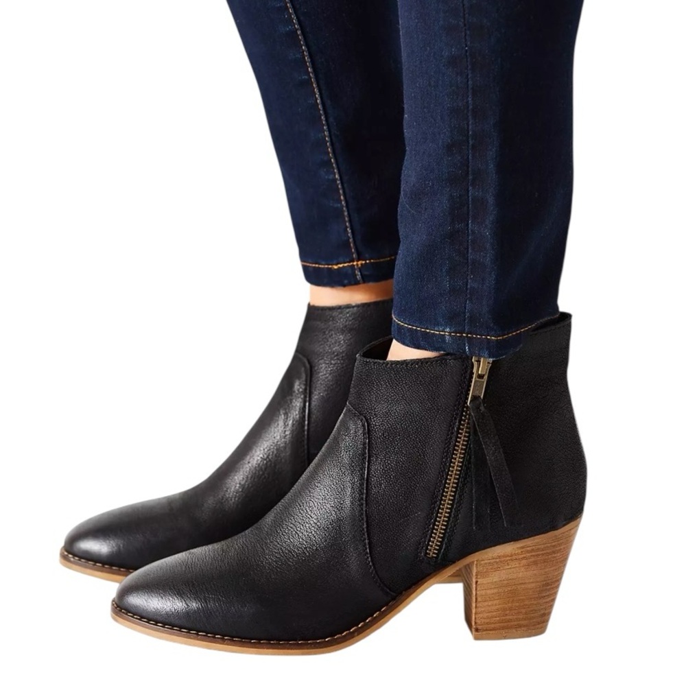 Urban Outfitters Faye Black Leather Ankle Heeled Boots Size 9 Side Zip Normcore
